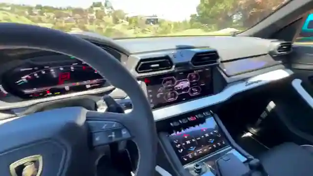 lamborghini-urus-se-power-luxury-and-performance-unleashed