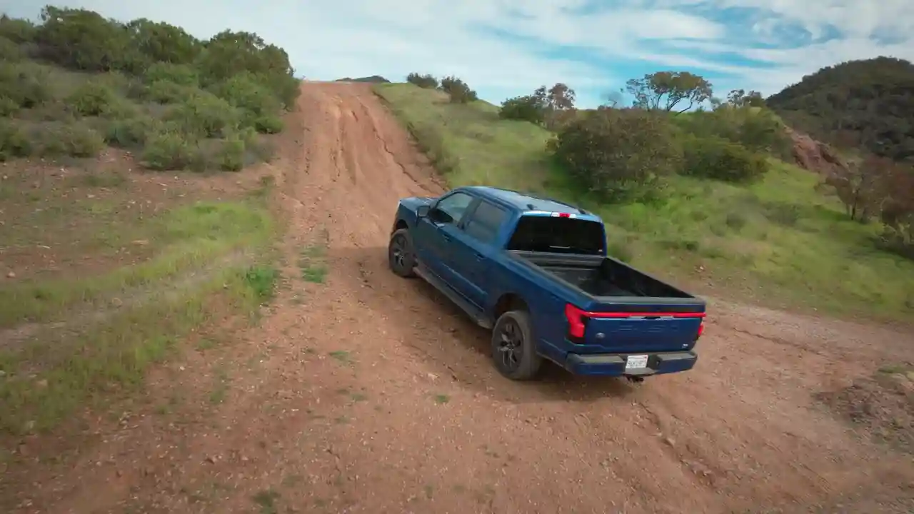 ford-f-150-lightning-vs-gmc-hummer-ev-electric-truck-showdown