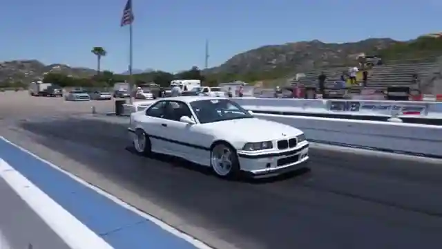 throttle-drag-racing-showdown-high-performance-cars-and-intense-competition