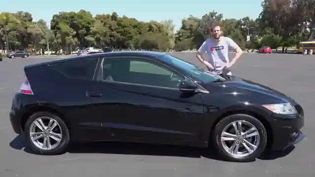 exploring-the-unique-2013-honda-crz-a-manual-hybrid-with-quirky-features