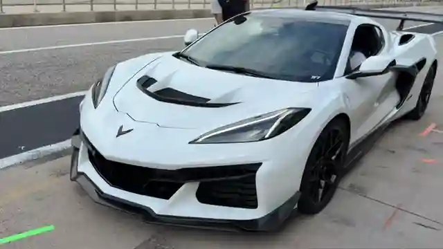 unleashing-the-chevrolet-corvette-zr1-track-ready-power-and-precision