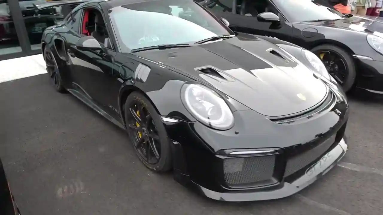 cars-and-coffee-at-motor-enclave-a-petrolheads-paradise-with-pagani-hypercars-and-classic-corvettes