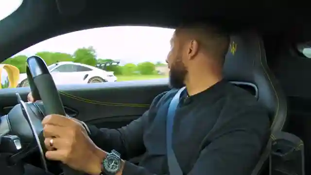 drag-race-showdown-maserati-mc20-vs-porsche-911-gt3-rs