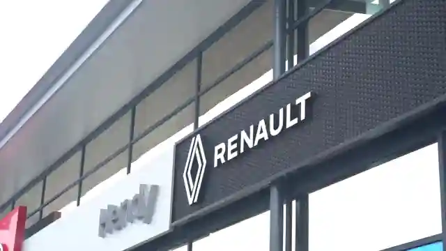 french-hot-hatch-showdown-alpine-a290-vs-renault-r5-review