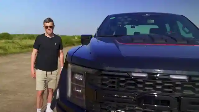 ford-f-150-raptor-vs-ranger-raptor-drag-race-showdown