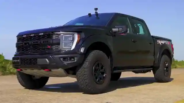 ford-f-150-raptor-vs-ranger-raptor-drag-race-showdown
