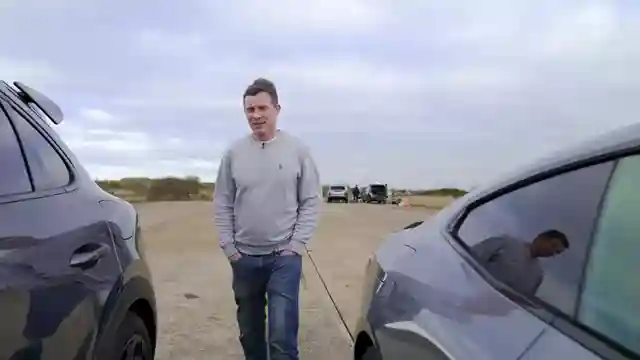 porsche-cayenne-turbo-e-hybrid-gt-vs-bmw-m4-competition-drag-race-showdown