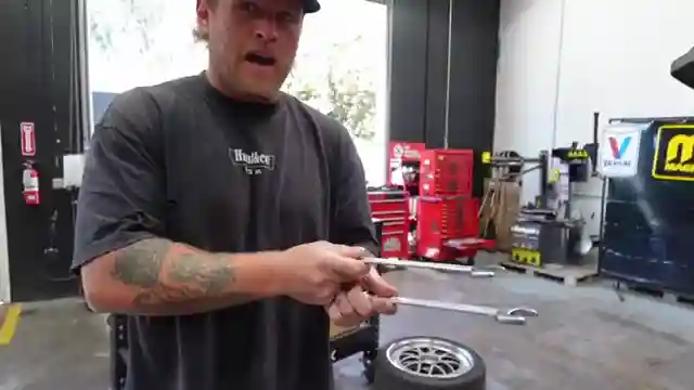tj-hunt-golf-bag-challenge-cancer-awareness-and-car-maintenance