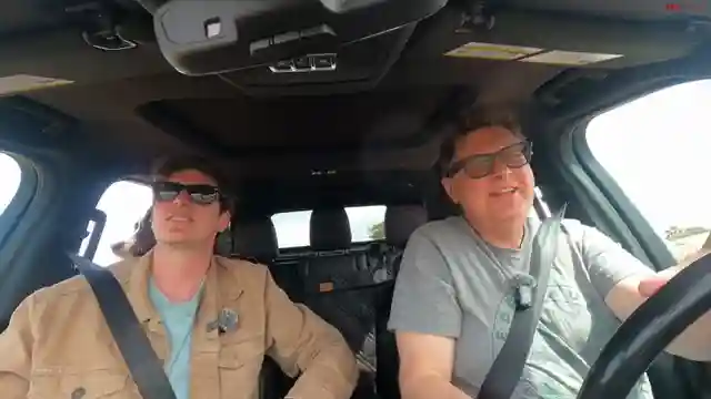 exploring-land-rover-discovery-5-off-road-performance-in-moab-with-blaze
