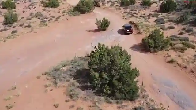 exploring-land-rover-discovery-5-off-road-performance-in-moab-with-blaze