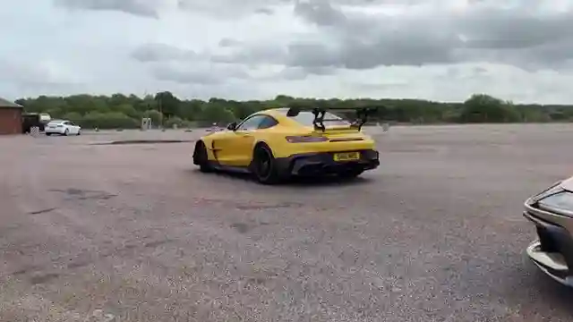ferrari-dudichi-chillandry-vs-amg-gt-black-series-drag-race-showdown