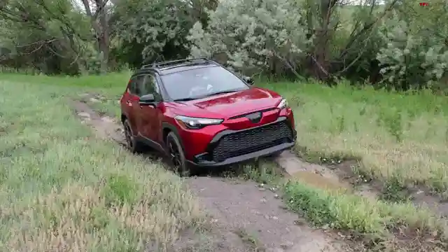 unveiling-toyotas-all-wheel-drive-system-corolla-cross-performance-test